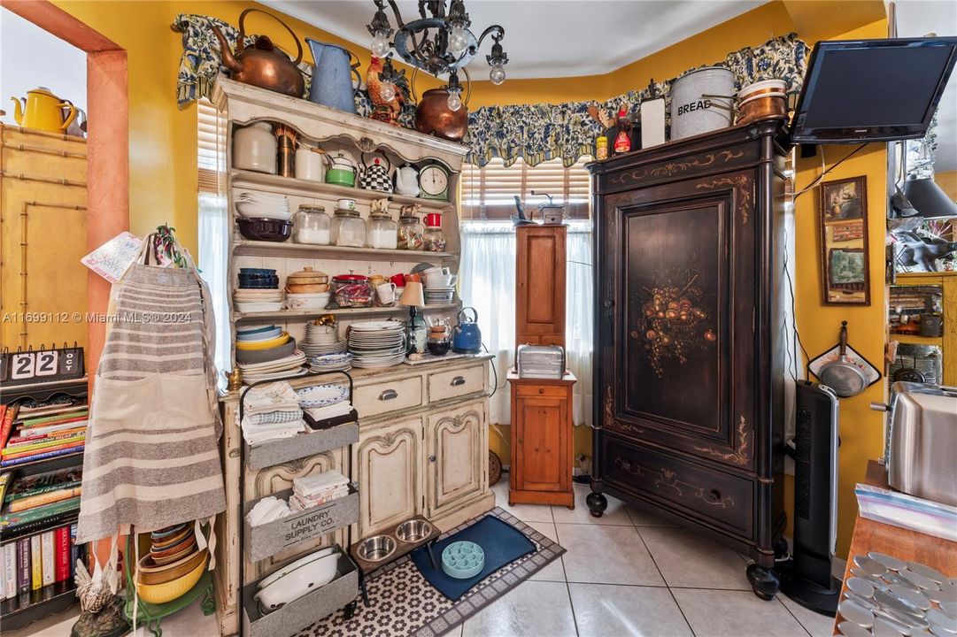 Bay Window eat in kitchen area