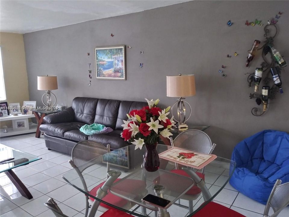 En Venta: $289,000 (3 camas, 2 baños, 965 Pies cuadrados)