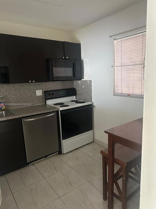 For Rent: $2,100 (2 beds, 2 baths, 918 Square Feet)