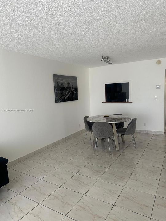 For Rent: $2,100 (2 beds, 2 baths, 918 Square Feet)