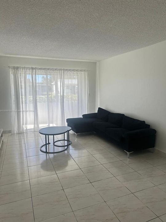 For Rent: $2,100 (2 beds, 2 baths, 918 Square Feet)