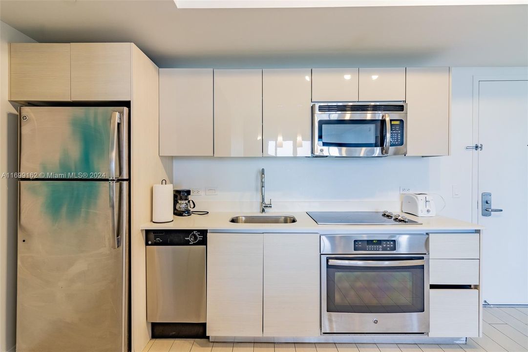 For Sale: $495,000 (2 beds, 2 baths, 1037 Square Feet)