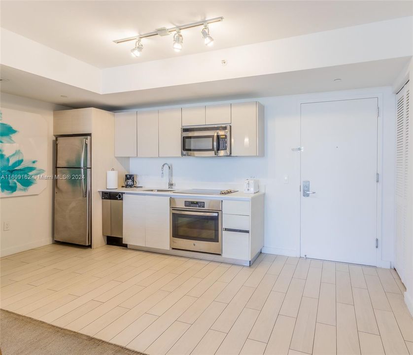 For Sale: $495,000 (2 beds, 2 baths, 1037 Square Feet)