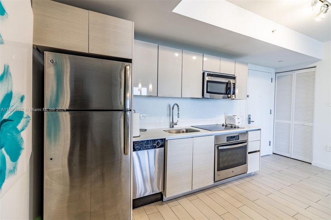 For Sale: $495,000 (2 beds, 2 baths, 1037 Square Feet)