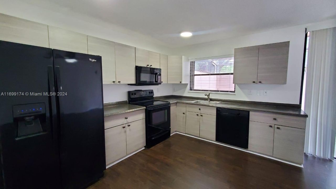 For Rent: $3,100 (3 beds, 2 baths, 1432 Square Feet)