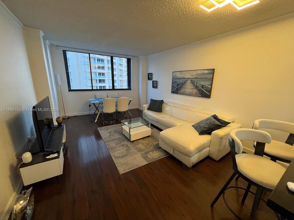 For Rent: $3,300 (1 beds, 1 baths, 640 Square Feet)