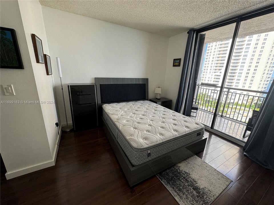 For Rent: $3,300 (1 beds, 1 baths, 640 Square Feet)