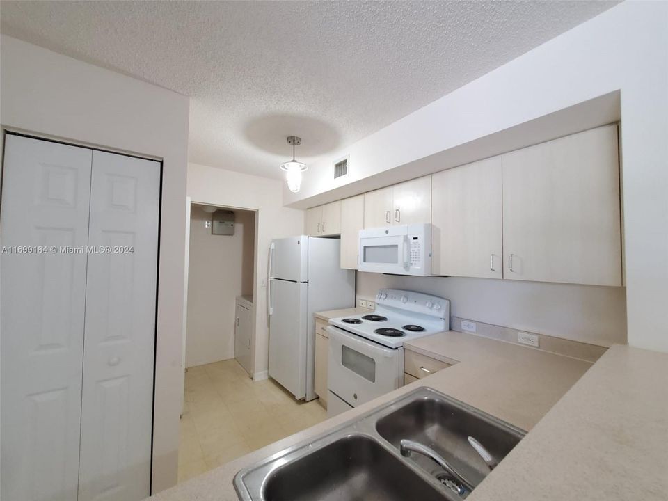 For Rent: $2,399 (2 beds, 2 baths, 1065 Square Feet)