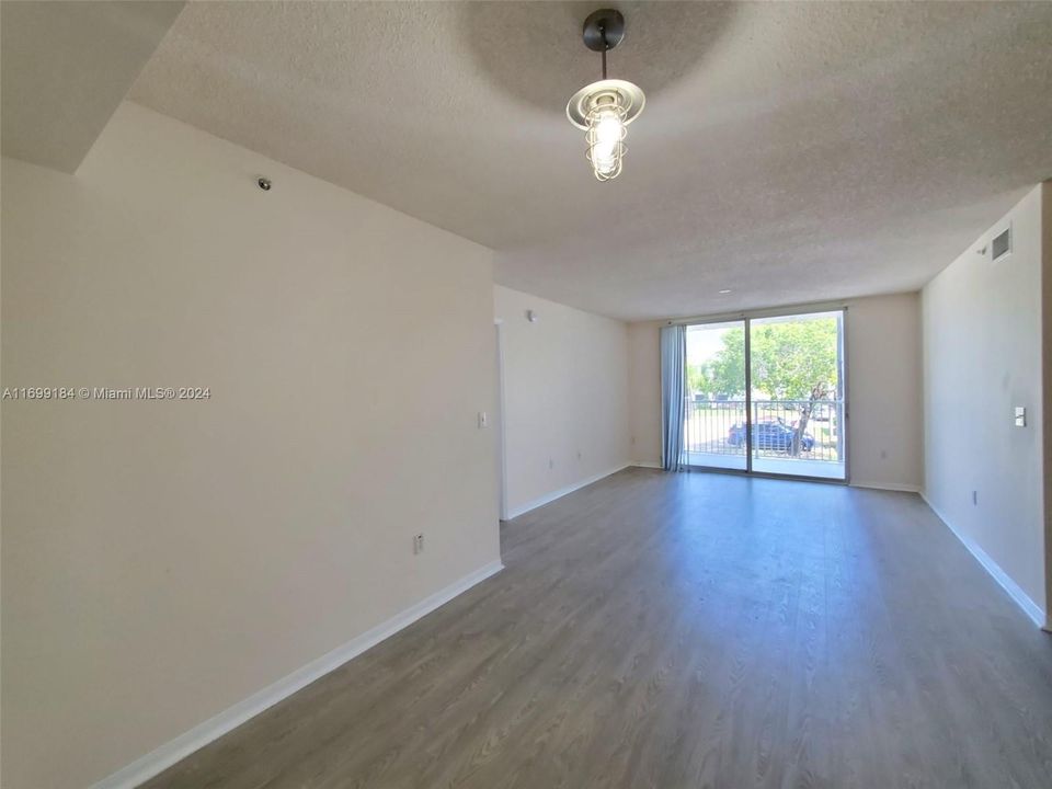 For Rent: $2,399 (2 beds, 2 baths, 1065 Square Feet)