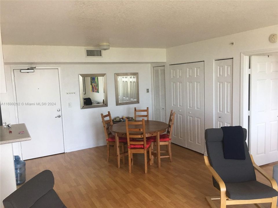 For Rent: $2,800 (2 beds, 2 baths, 891 Square Feet)