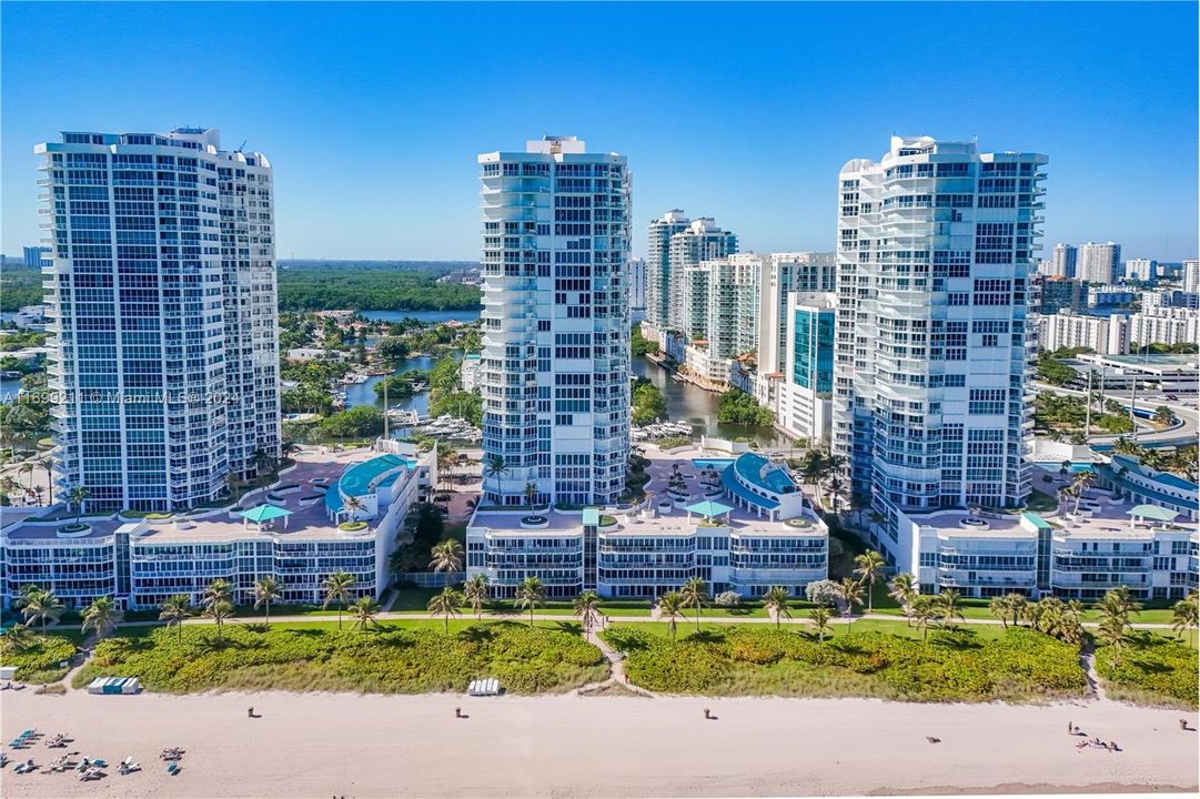 For Sale: $2,595,000 (3 beds, 2 baths, 2020 Square Feet)