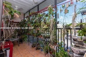 For Sale: $225,000 (2 beds, 2 baths, 940 Square Feet)