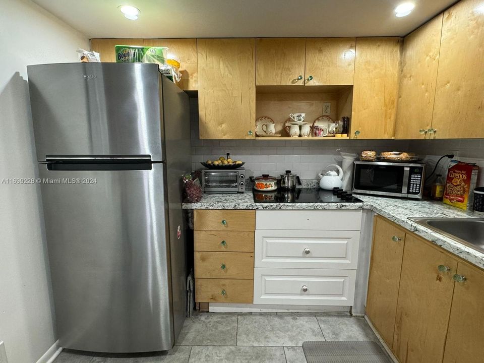 For Sale: $125,000 (1 beds, 1 baths, 760 Square Feet)