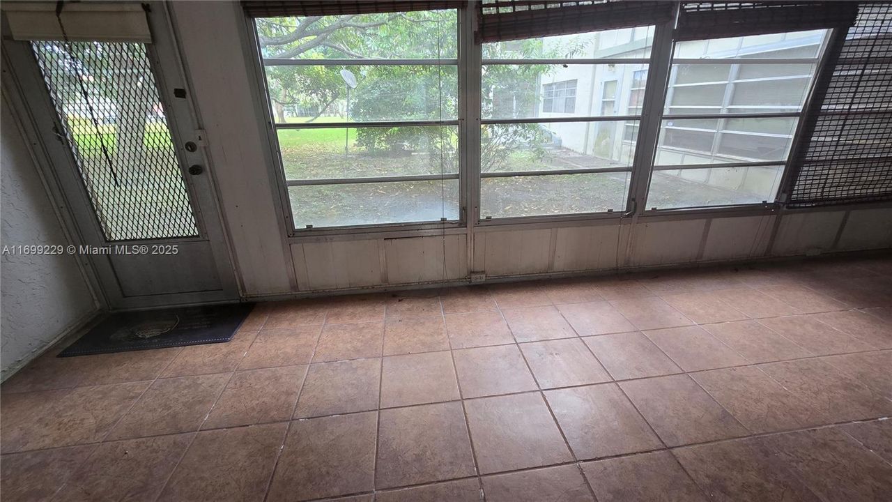 Active With Contract: $84,900 (1 beds, 1 baths, 700 Square Feet)