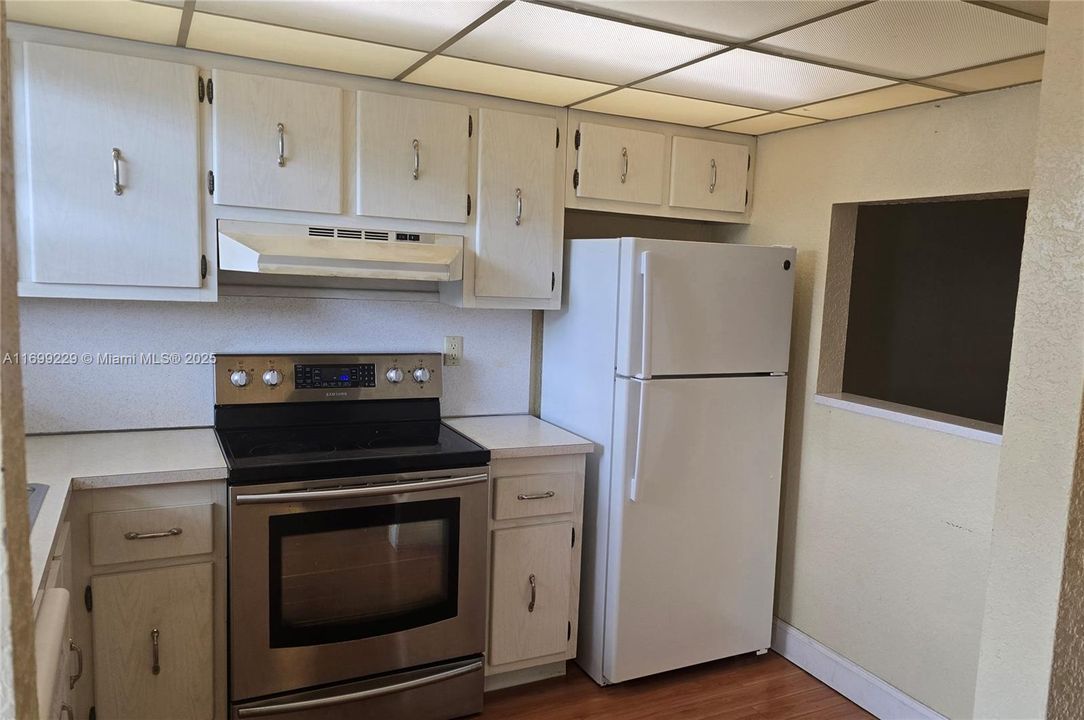 Active With Contract: $84,900 (1 beds, 1 baths, 700 Square Feet)