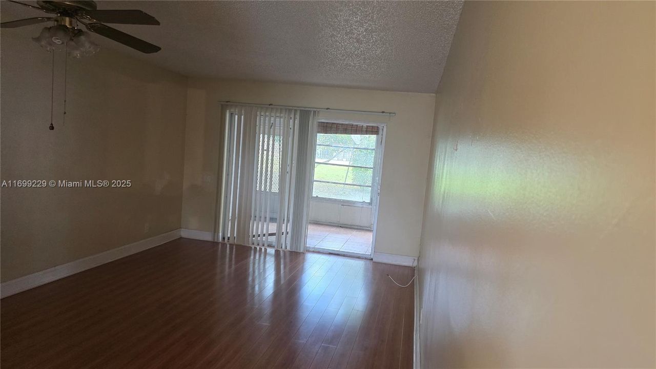 Active With Contract: $84,900 (1 beds, 1 baths, 700 Square Feet)