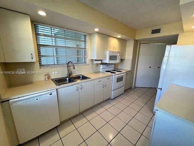 For Rent: $2,100 (2 beds, 2 baths, 1070 Square Feet)