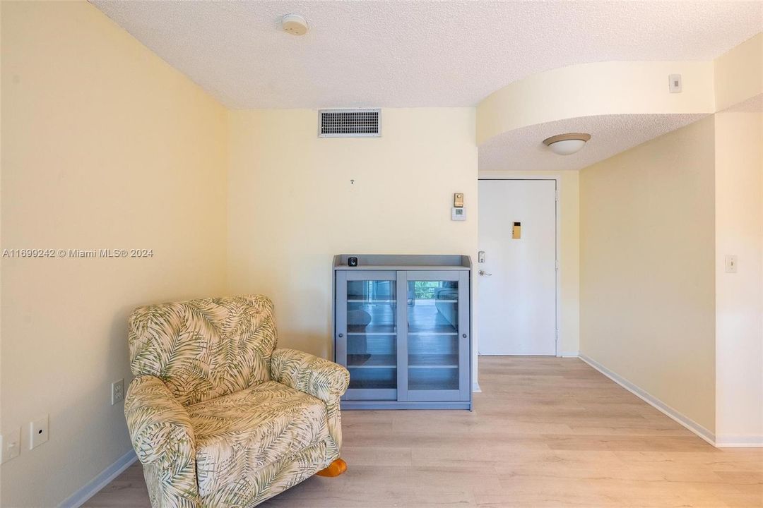 For Sale: $145,000 (2 beds, 2 baths, 940 Square Feet)