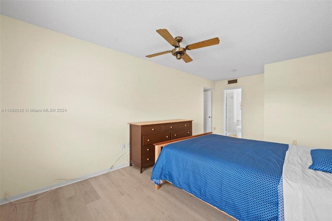 For Sale: $145,000 (2 beds, 2 baths, 940 Square Feet)