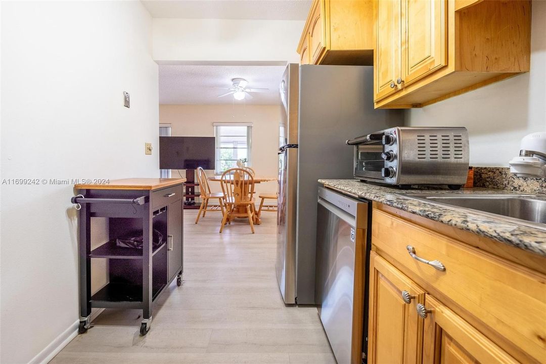 For Sale: $145,000 (2 beds, 2 baths, 940 Square Feet)