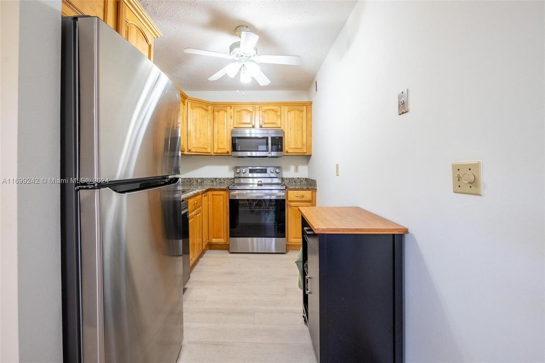 For Sale: $145,000 (2 beds, 2 baths, 940 Square Feet)