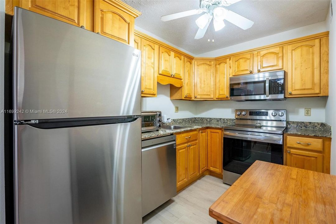 For Sale: $145,000 (2 beds, 2 baths, 940 Square Feet)