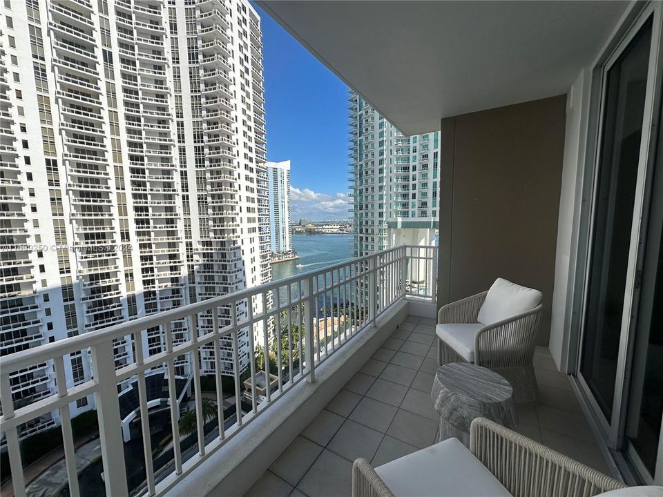 For Sale: $595,500 (1 beds, 1 baths, 863 Square Feet)