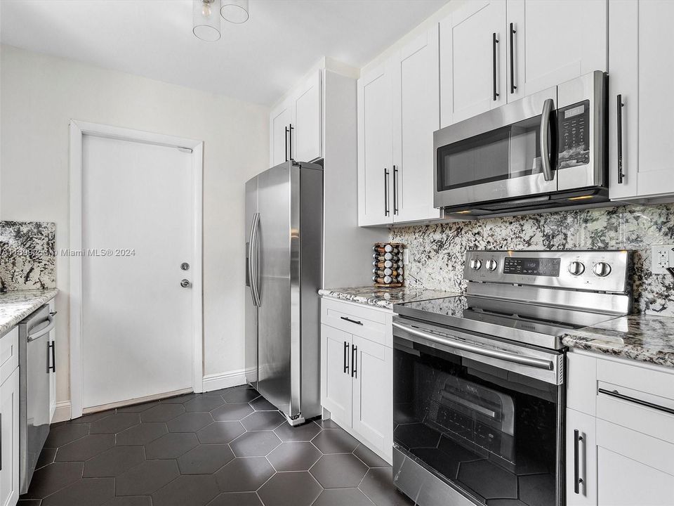 For Sale: $975,000 (2 beds, 1 baths, 1512 Square Feet)