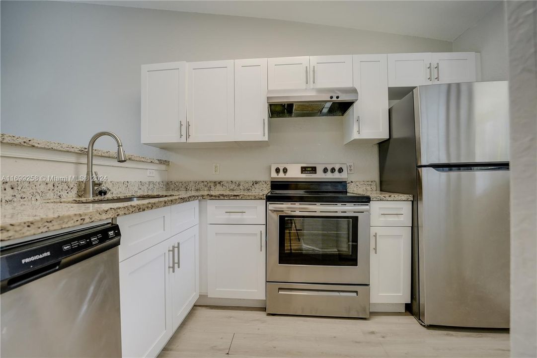 For Rent: $1,995 (2 beds, 2 baths, 886 Square Feet)