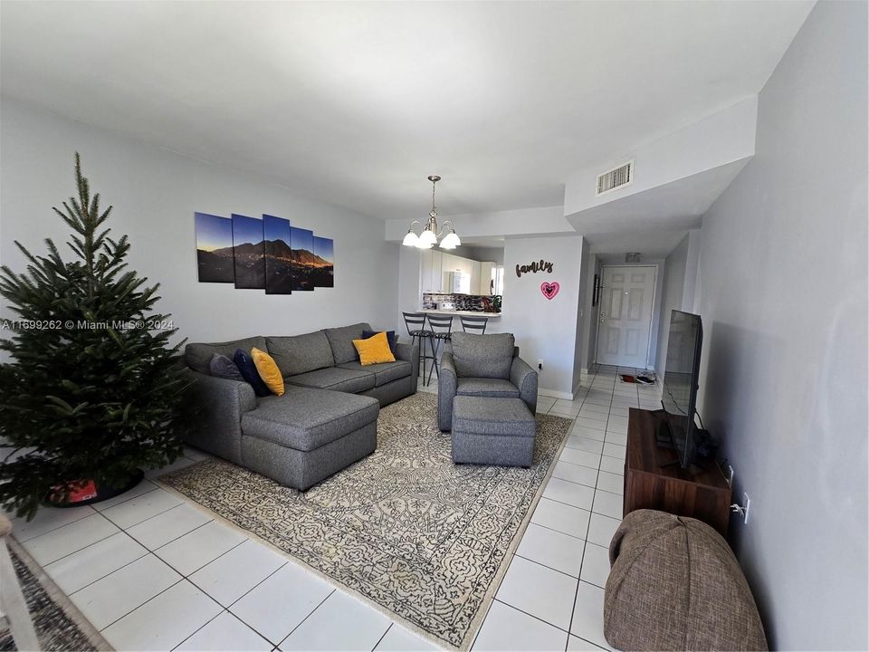 For Sale: $280,000 (2 beds, 1 baths, 955 Square Feet)