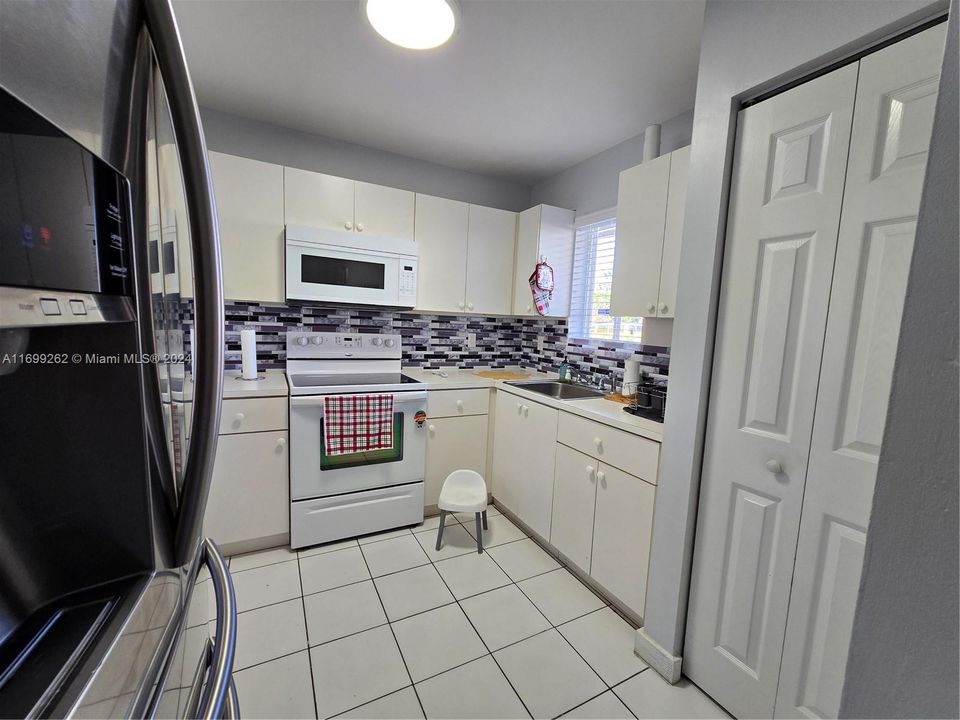 For Sale: $280,000 (2 beds, 1 baths, 955 Square Feet)