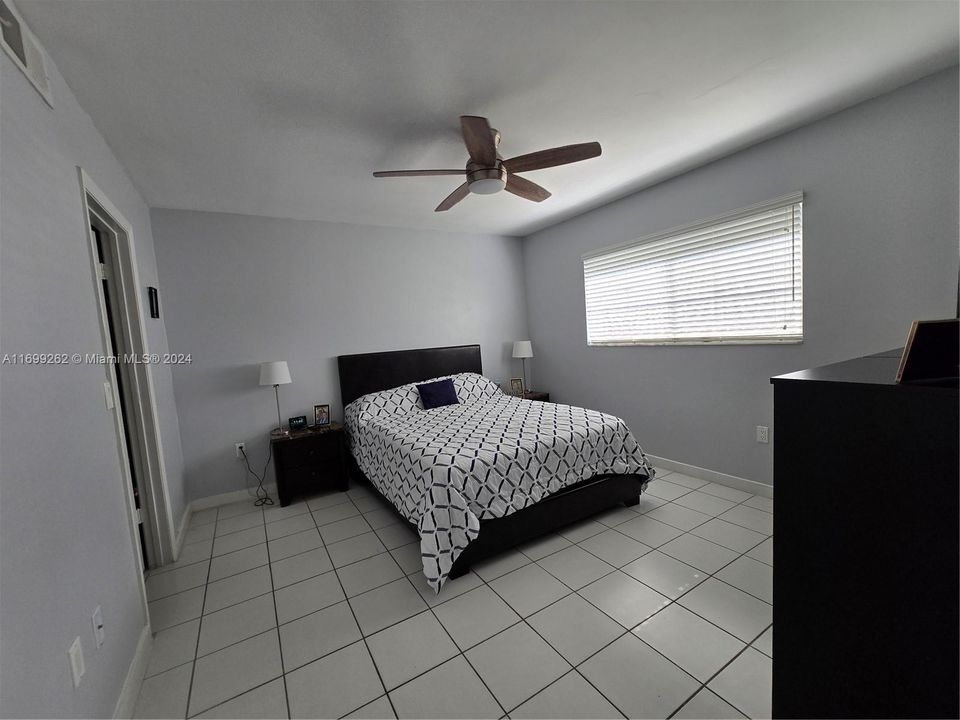 For Sale: $280,000 (2 beds, 1 baths, 955 Square Feet)