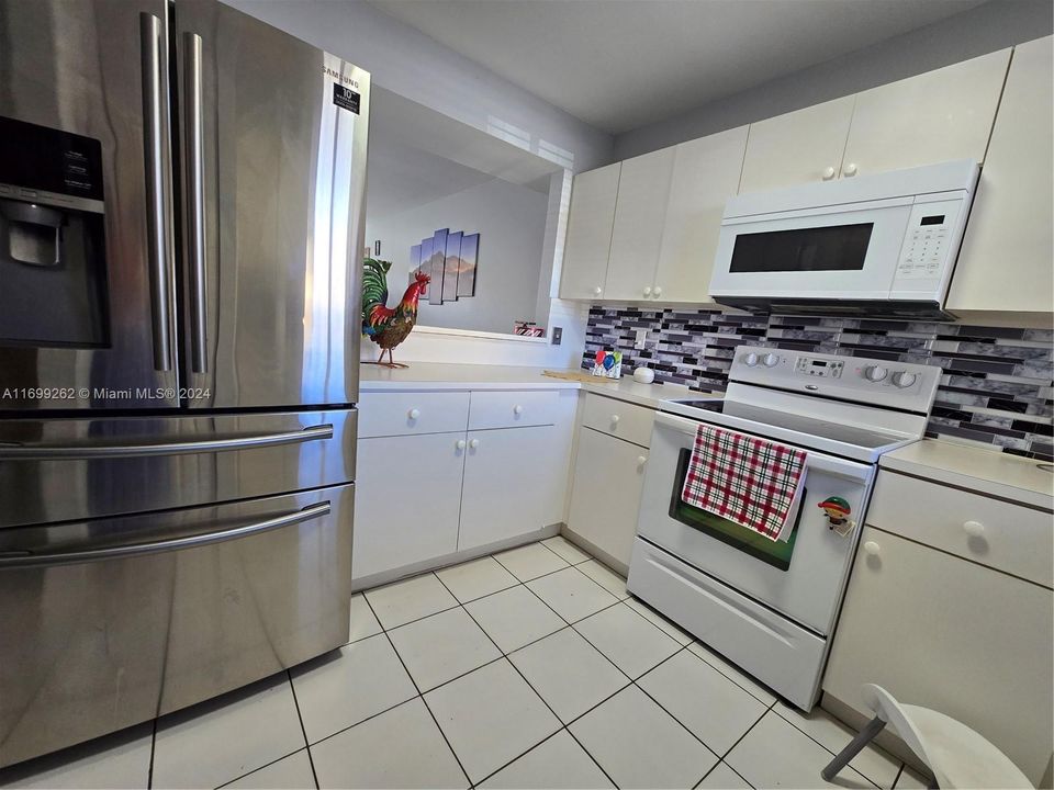 For Sale: $280,000 (2 beds, 1 baths, 955 Square Feet)