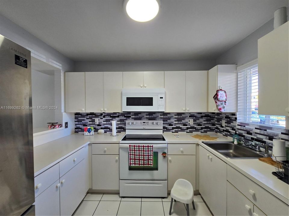 For Sale: $280,000 (2 beds, 1 baths, 955 Square Feet)