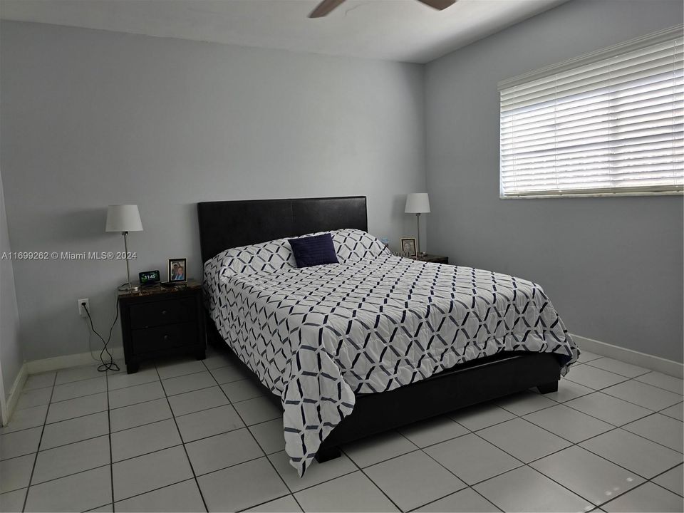 For Sale: $280,000 (2 beds, 1 baths, 955 Square Feet)