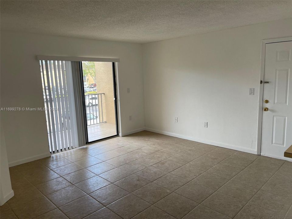 For Rent: $1,800 (1 beds, 1 baths, 739 Square Feet)