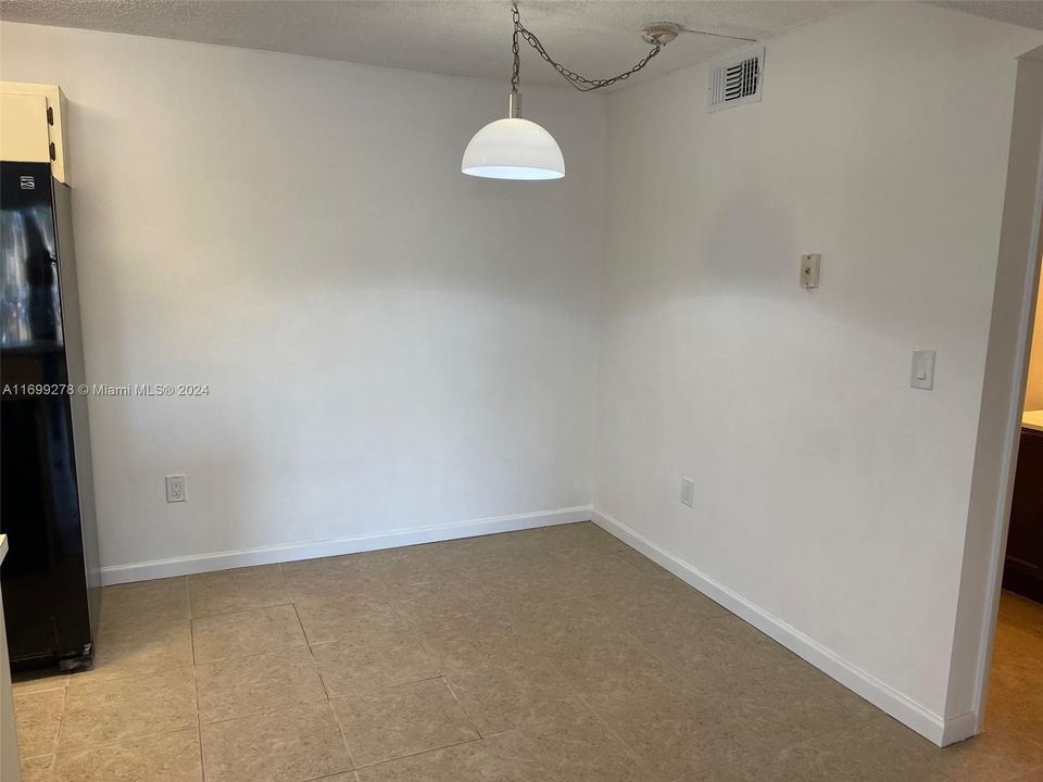 For Rent: $1,800 (1 beds, 1 baths, 739 Square Feet)