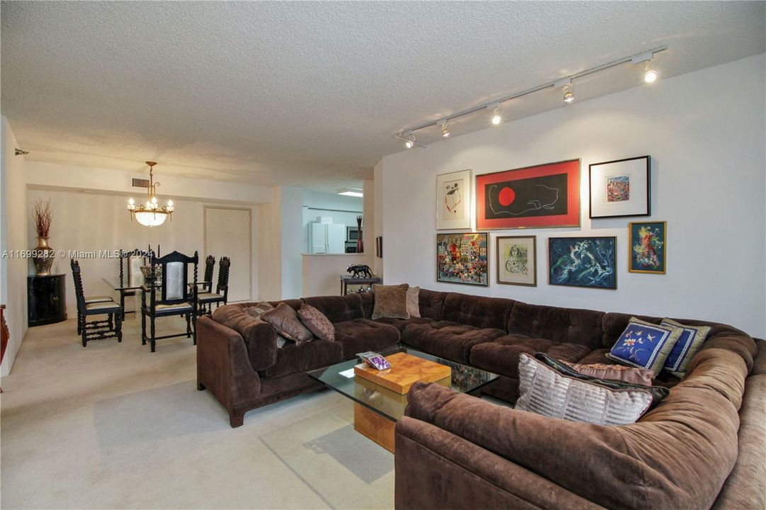 For Sale: $399,000 (2 beds, 2 baths, 1181 Square Feet)