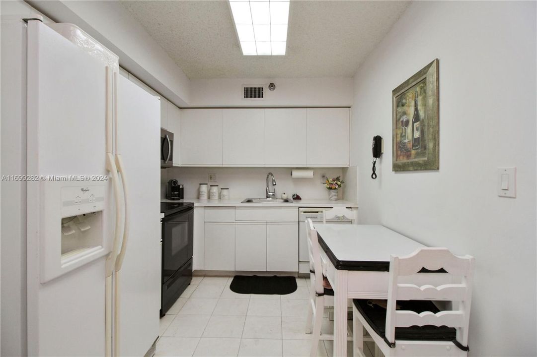 For Sale: $399,000 (2 beds, 2 baths, 1181 Square Feet)