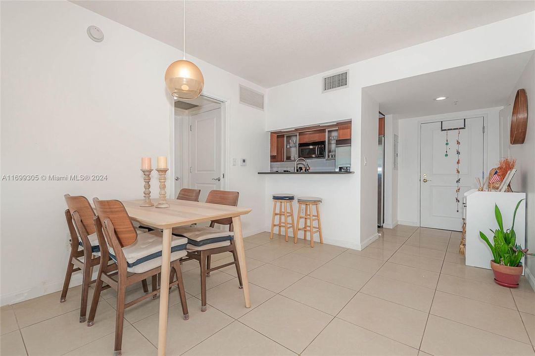 For Sale: $545,000 (2 beds, 2 baths, 1093 Square Feet)