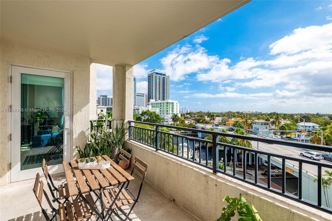 For Sale: $545,000 (2 beds, 2 baths, 1093 Square Feet)