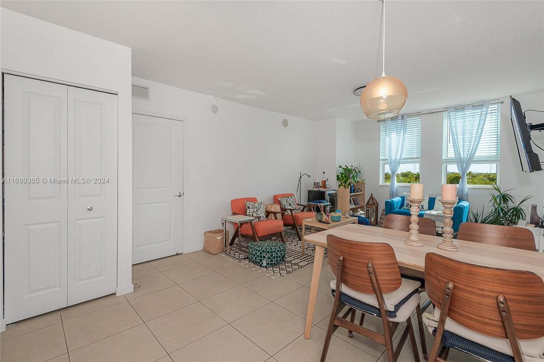 For Sale: $545,000 (2 beds, 2 baths, 1093 Square Feet)