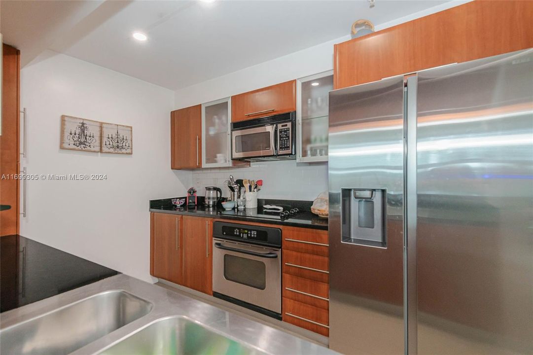 For Sale: $545,000 (2 beds, 2 baths, 1093 Square Feet)