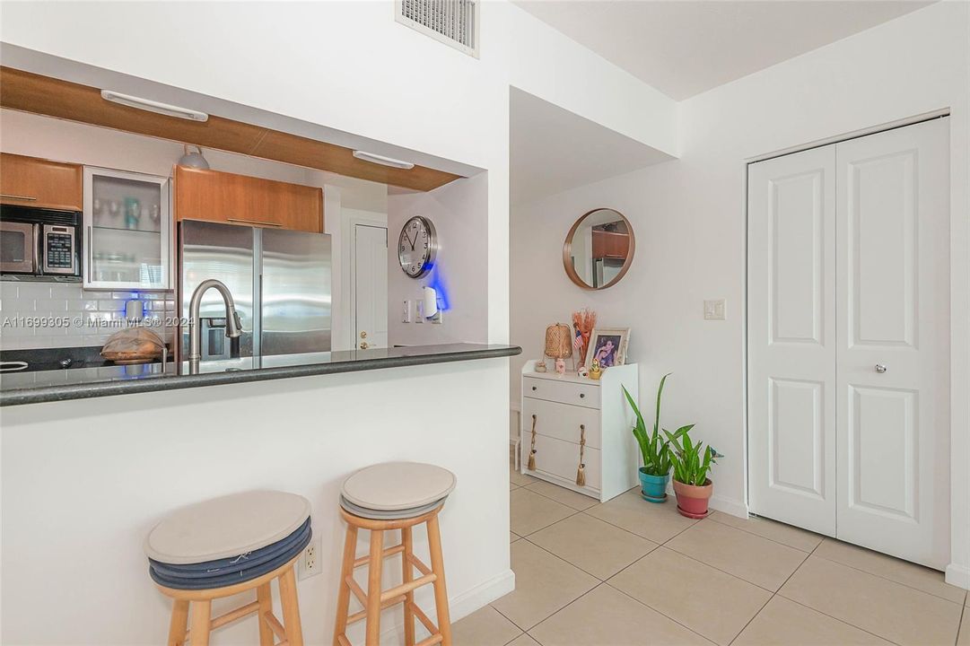 For Sale: $545,000 (2 beds, 2 baths, 1093 Square Feet)