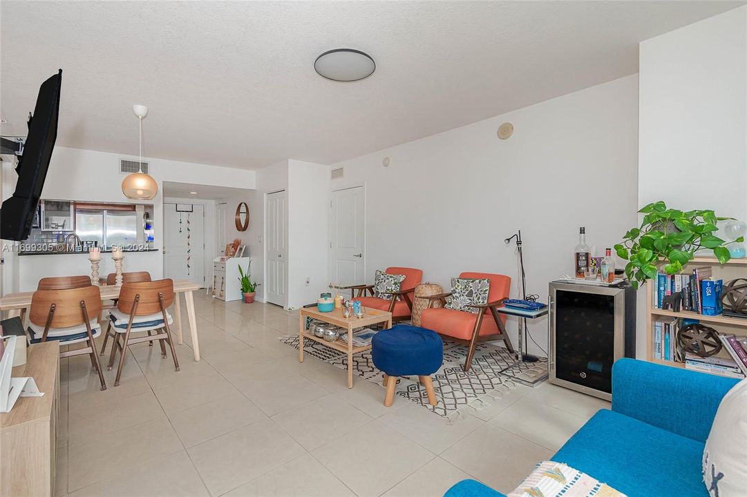 For Sale: $545,000 (2 beds, 2 baths, 1093 Square Feet)