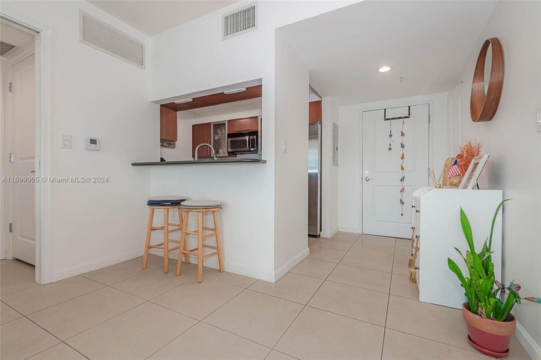 For Sale: $545,000 (2 beds, 2 baths, 1093 Square Feet)