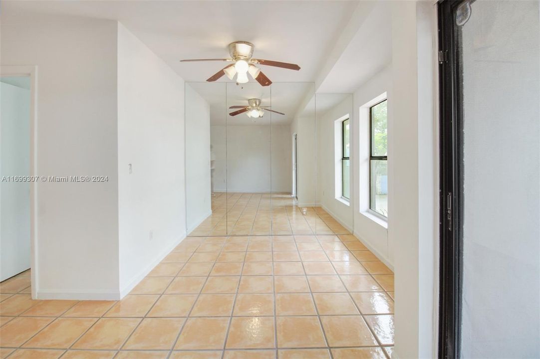 For Rent: $3,500 (2 beds, 1 baths, 988 Square Feet)