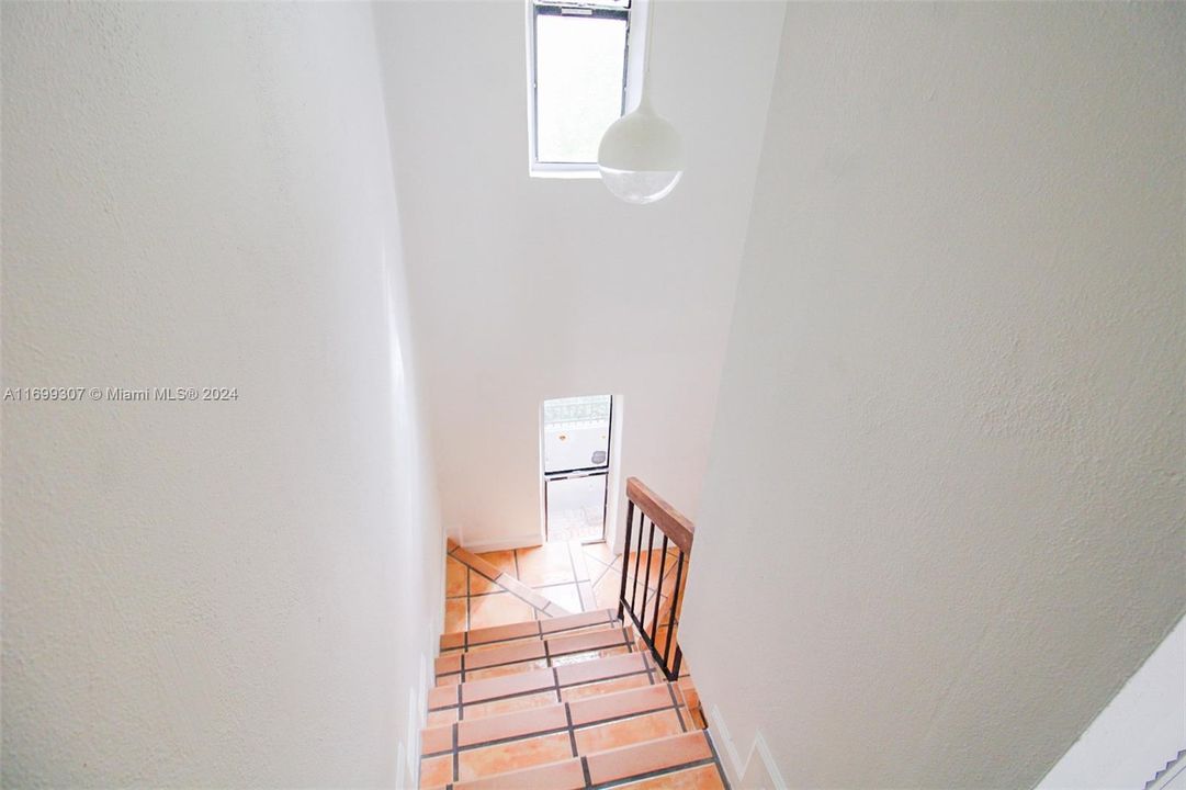 For Rent: $3,500 (2 beds, 1 baths, 988 Square Feet)