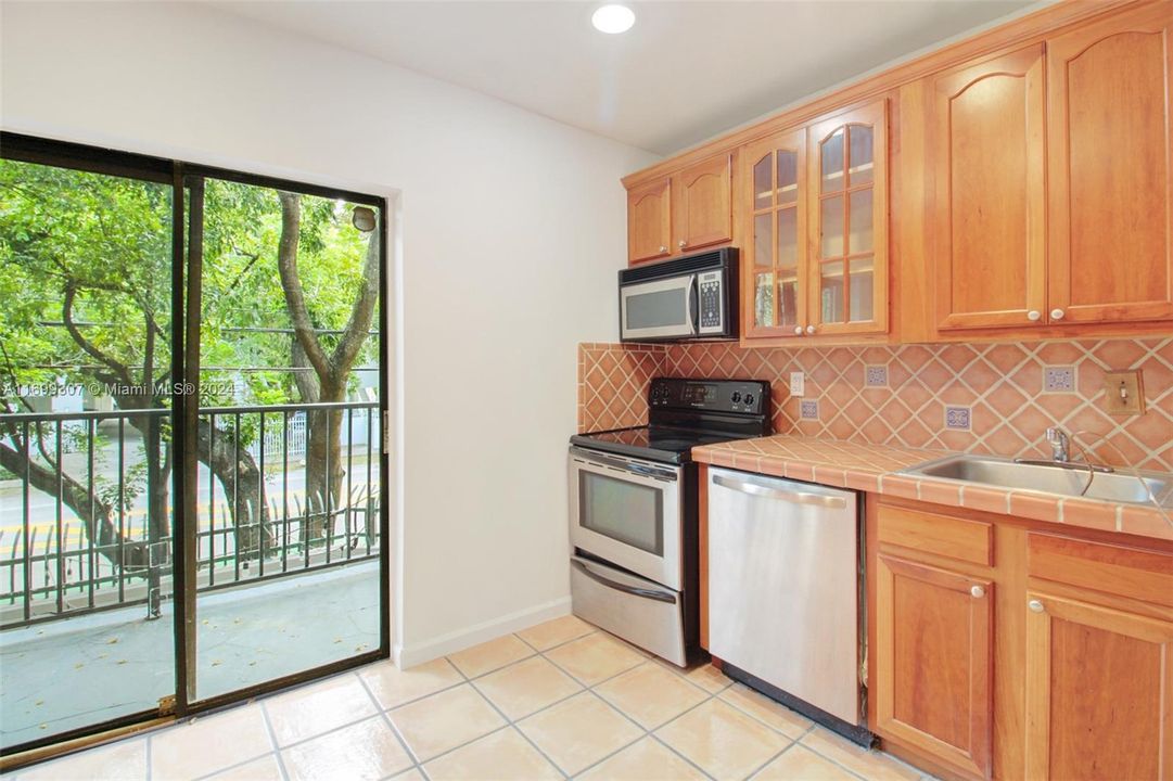 For Rent: $3,500 (2 beds, 1 baths, 988 Square Feet)