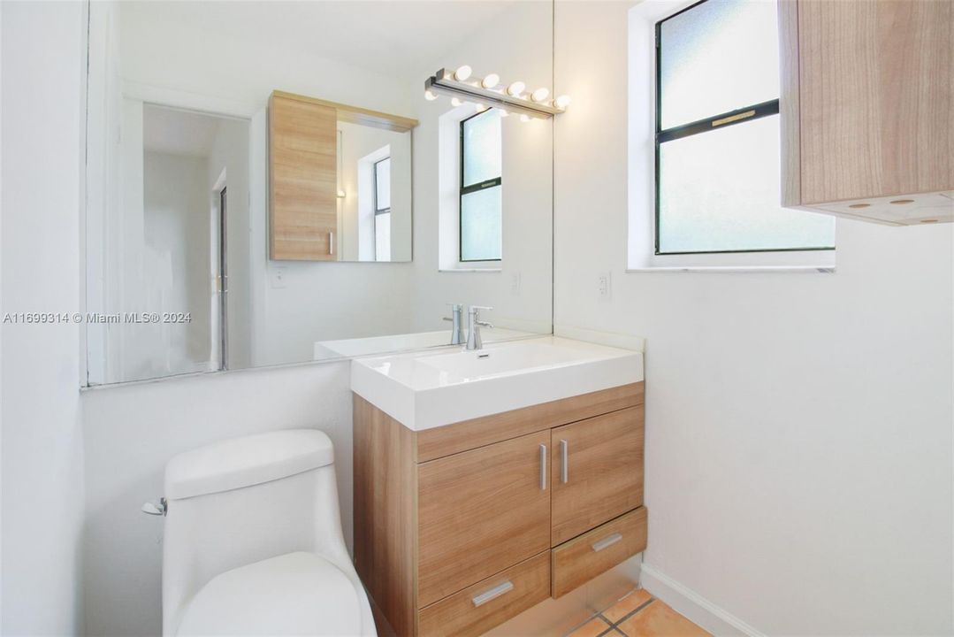 For Sale: $740,000 (2 beds, 1 baths, 988 Square Feet)